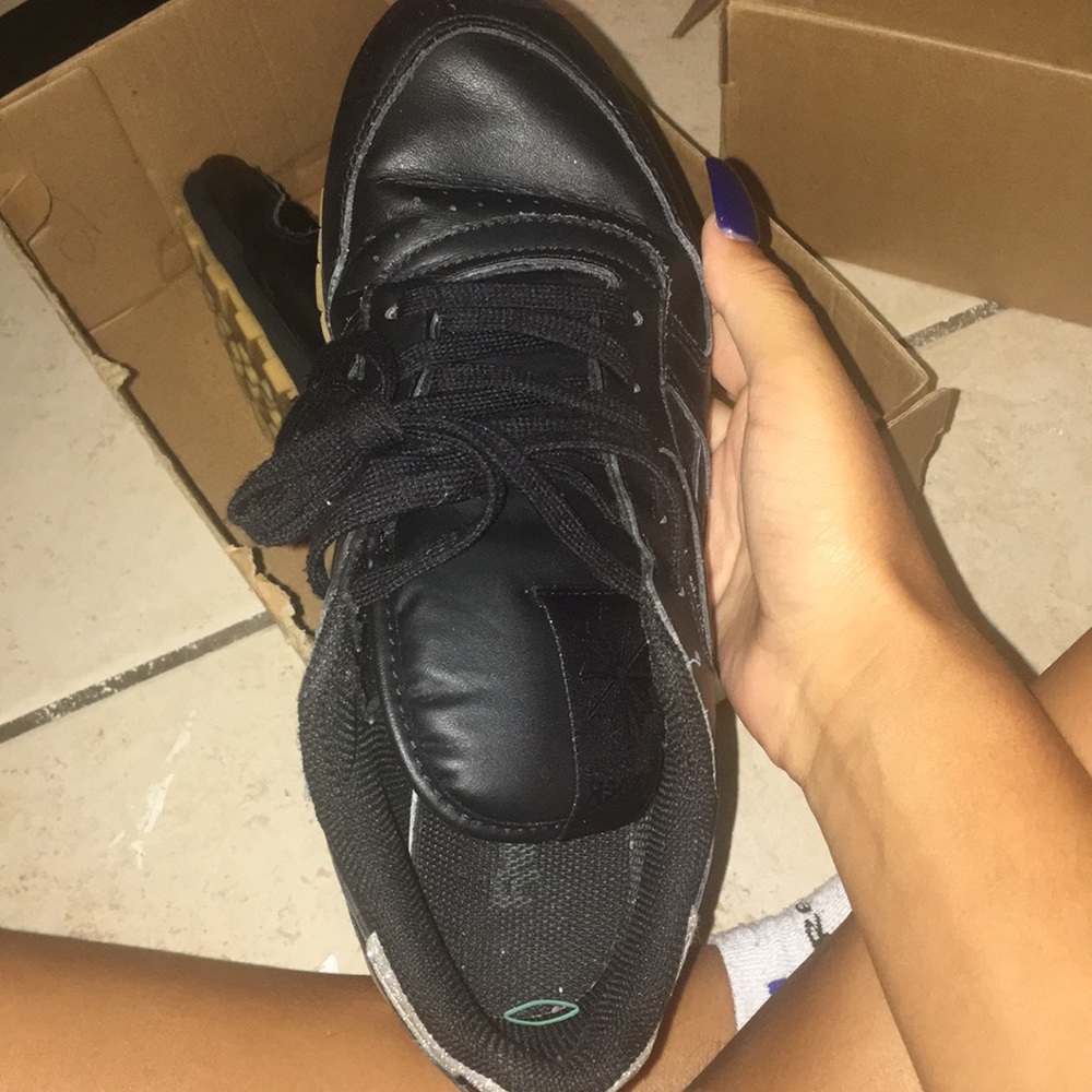 Classic Reebok’s size 7 - Picture 3 of 3